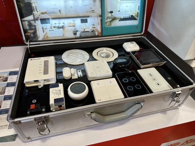 Bộ thiết bị IoT được trưng bày tại sự kiện M2M IoT 2023. Ảnh: Lưu Quý