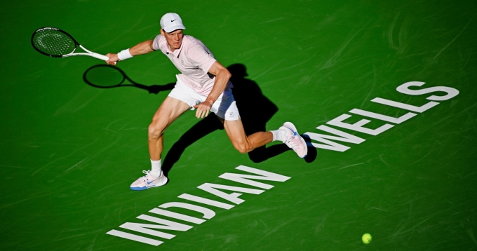 Jannik Sinner đánh thuận tay ở vòng hai, trên sân Trung tâm ở Indian Wells Tennis Garden, California, Mỹ hôm 8/3. Ảnh: Reuters
