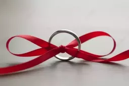 Lý do mang theo ruy băng đỏ khi nghỉ trong khách sạn