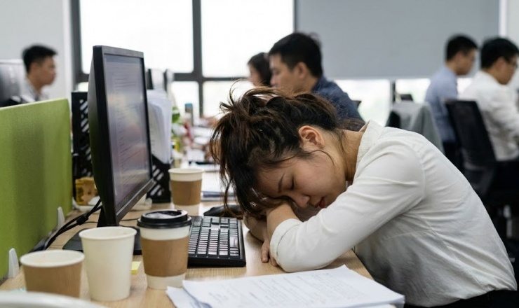 Ngủ muộn làm cơ thể nặng nề, uể oải vào buổi sáng.