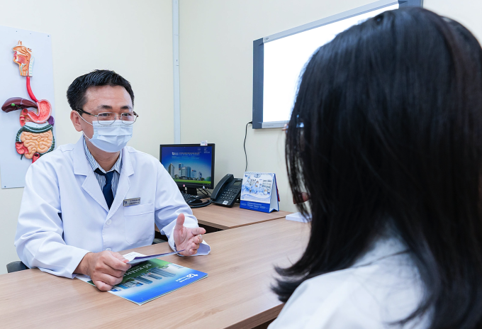 Bác sĩ Bệnh viện Đa khoa Tâm Anh đang khám cho bệnh nhân. Ảnh minh họa: Bệnh viện cung cấp