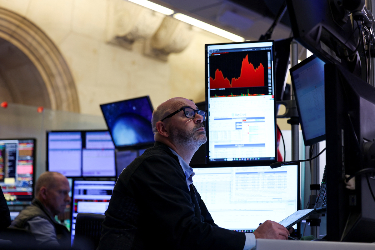 Vi sao nha dau tu ngoai lien tuc ban co