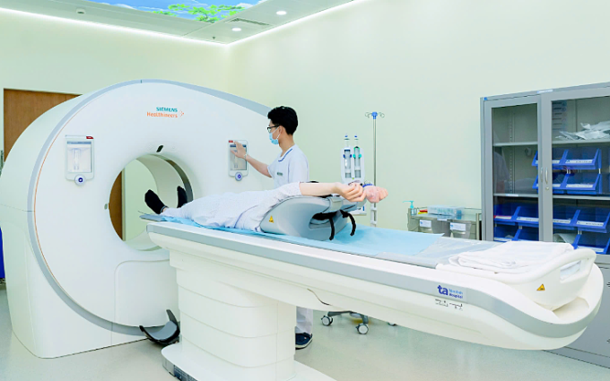 Chụp CT 100.000 lát cắt tích hợp AI giúp phát hiện, chẩn đoán nhanh các tổn thương cực nhỏ ở não, vị trí tắc hẹp mạch máu. Ảnh: Bệnh viện Đa khoa Tâm Anh