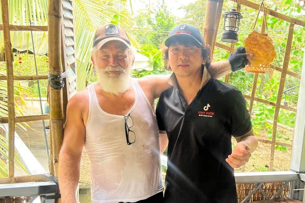 Video ông Tây đạp xe ở miền Tây được người lạ mời cơm hút 7 triệu lượt xem - 1