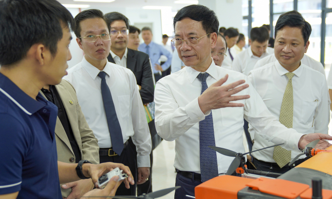 Bộ trưởng Khoa học và Công nghệ Nguyễn Mạnh Hùng trong buổi làm việc tại  với một đơn vị phát triển drone, tại Đà Nẵng, tháng 7/2025. Ảnh: Nguyễn Đông