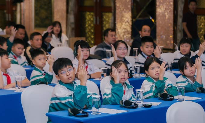 Những học sinh biết bơi nhờ chương trình dạy bơi an toàn, tham dự hội nghị. Ảnh: Tuệ Minh