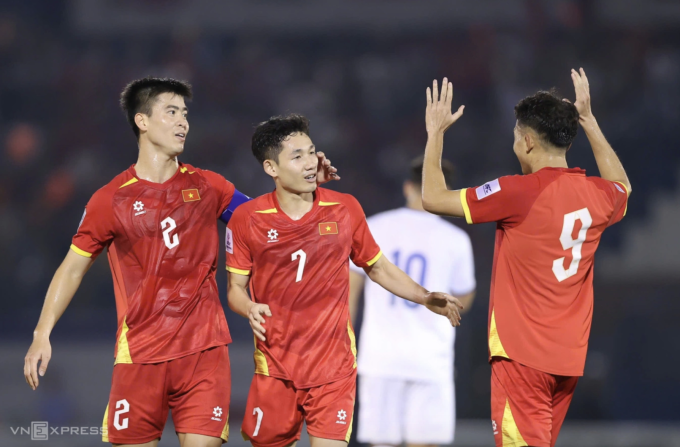 Nguyễn Hai Long (số 7) mừng bàn thắng thứ tư cho Việt Nam trong trận thắng Lào 5-0, ở vòng loại cuối Asian Cup 2027, trên sân Gò Đậu, Bình Dương ngày 25/3/2025, cùng Đỗ Duy Mạnh (trái) và Võ Hoàng Minh Khoa (phải). Ảnh: Đức Đồng