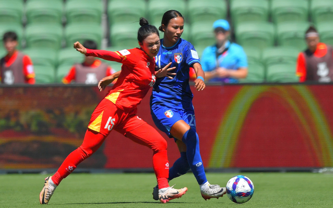 Trần Thị Duyên vất vả chống đỡ các đợt lên bóng của cầu thủ Đài Loan ở lượt thứ hai bảng C VCK giải vô địch nữ châu Á 2026, trưa nay 7/3. Ảnh: AFC