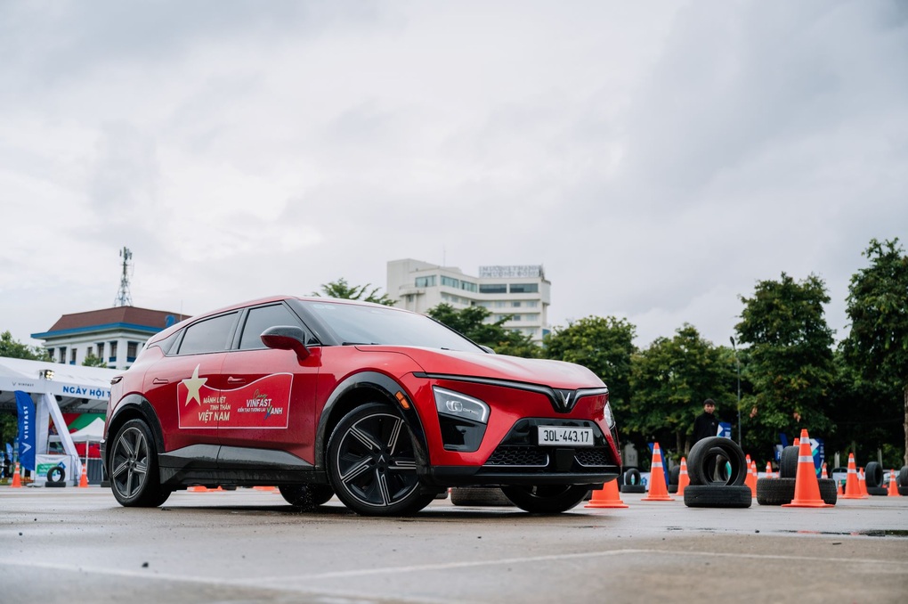 VinFast VF 7: Mẫu C-SUV đáp ứng kỳ vọng của nhiều người dùng Việt - 1