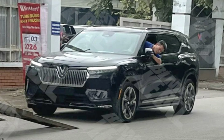 VinFast VF 9 thiết kế lạ xuất hiện trên đường phố, dễ liên tưởng tới xe xăng, hybrid - Ảnh 1.