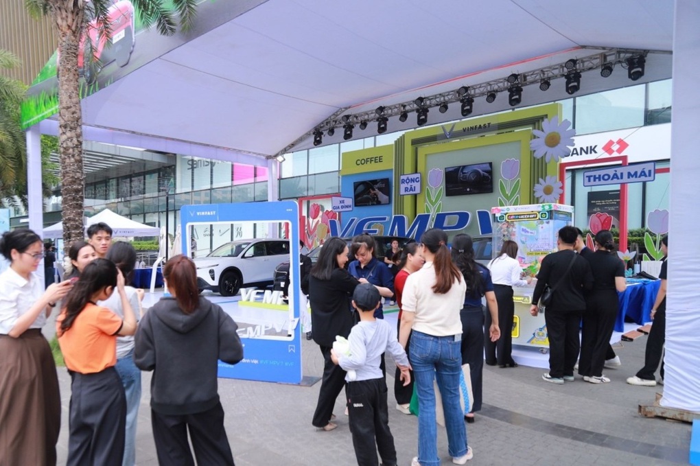 VinFast VF MPV 7 hút khách tại sự kiện lái thử ở Thanh Hóa - 1