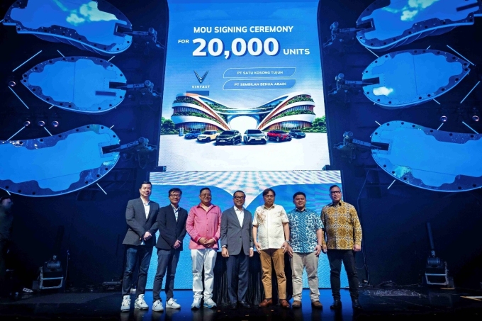 Đại diện VinFast và các đối tác tại lễ ký biên bản ghi nhớ. Ảnh: VinFast