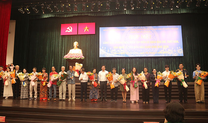 Mẹ 2 con nhận cúp vàng của Ban Tuyên Giáo: Giảng viên Nhạc viện đắt show bậc nhất, chồng đại gia nước ngoài chi tiền tỷ làm MV- Ảnh 1.