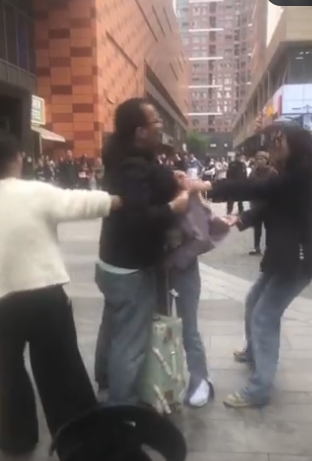 Vợ bắt quả tang chồng giữa trung tâm thương mại, cảnh giác cao với kiểu 