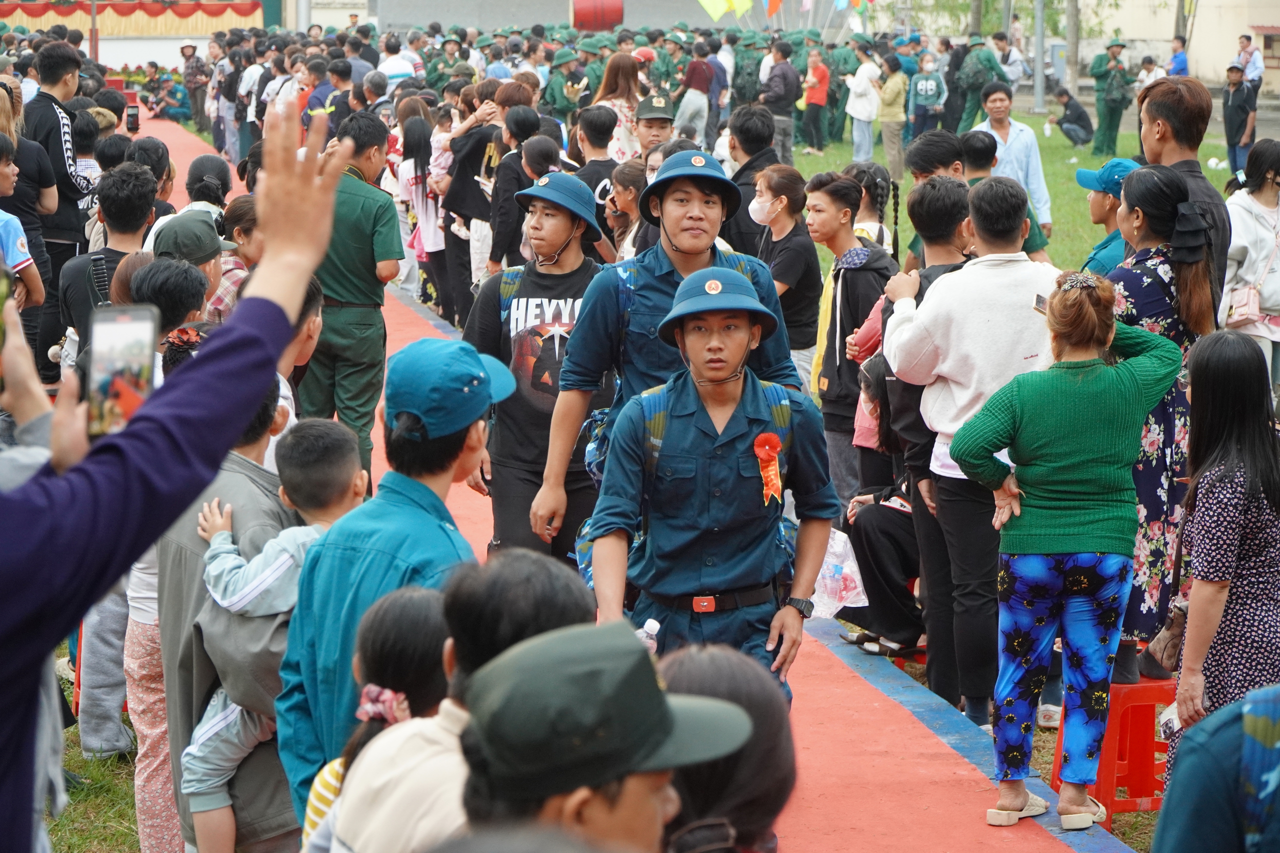 Vợ chồng U.60 cùng ‘khóc vì hạnh phúc’ khi tiễn con nhập ngũ - Ảnh 1.