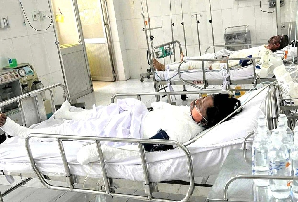 Vợ chồng gặp nạn trong căn nhà giữa vườn cà phê, 2 con thơ ngơ ngác - 1