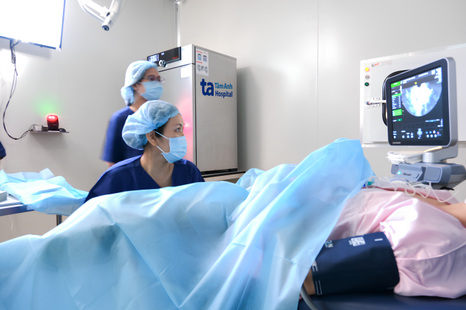 BS.CKI Châu Hoàng Phương Thảo cùng êkíp chọc hút noãn cho chị Phương. Ảnh: Bệnh viện Đa khoa Tâm Anh