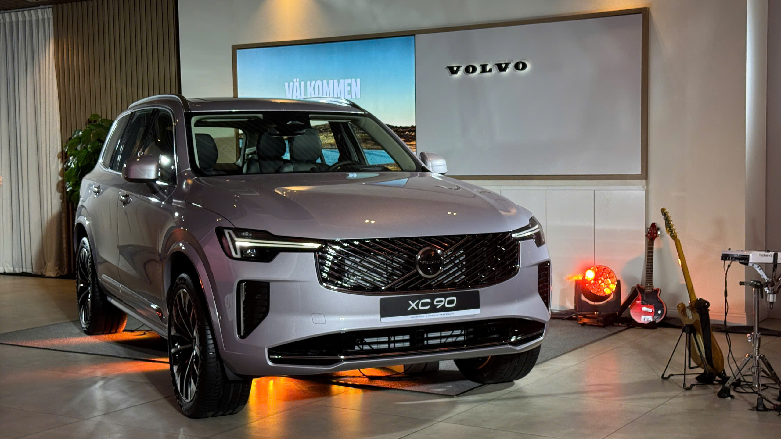 SUV cao cấp nhất của Volvo 'chào' khách Việt giá 3,289 tỉ đồng - Ảnh 1.