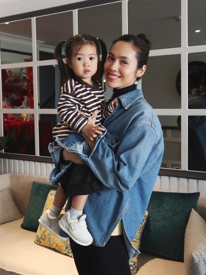 Vũ Hoàng My: Kinh tế tôi đủ vững để một mình nuôi con 1 Vũ Hoàng My và con gái Ayla.