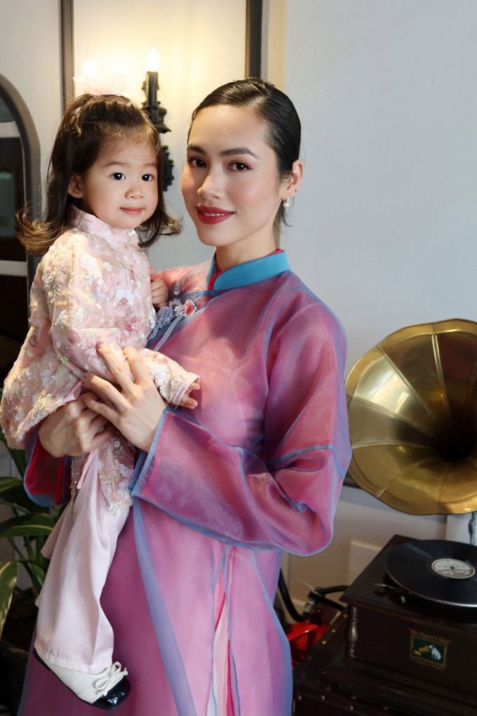 Vũ Hoàng My và con gái Ayla.