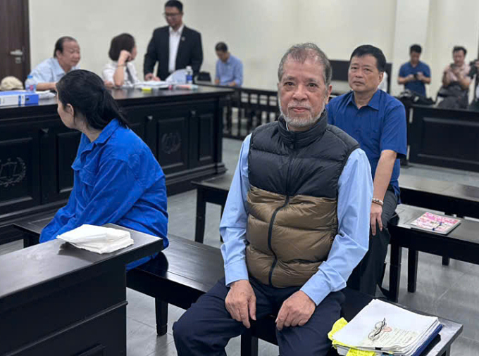 Bị cáo Bang (hàng đầu) và bị cáo Xuân, Khang tại tòa hôm 27/3. Ảnh: Danh Lam