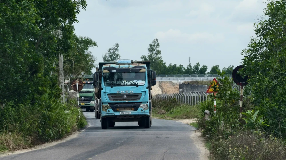 xe-ben-ram-rap-tren-duong-huyen-o-gia-lai-bien-cam-tai-trong-bi-boi-den-dang-ngo (17).jpg