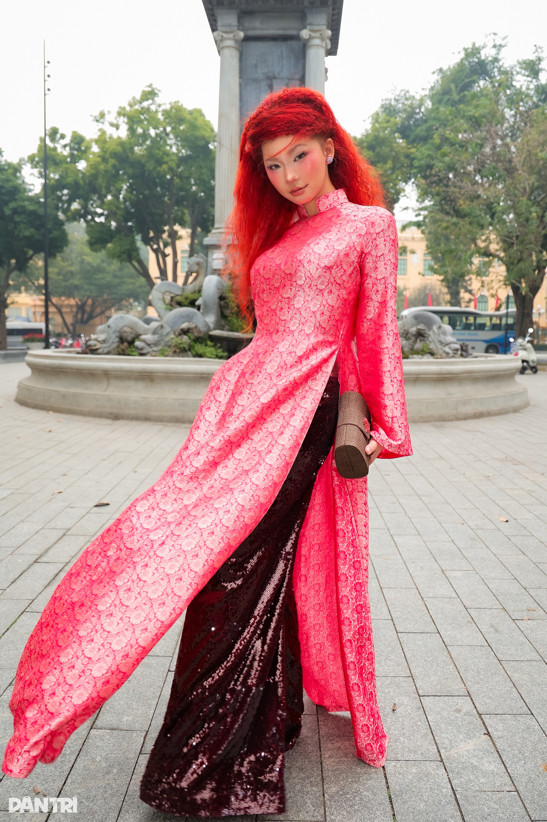 Vũ công tóc đỏ biến tấu áo dài cá tính, gợi ý phong cách mới cho ngày 8/3 - 1 Vũ công tóc đỏ biến tấu áo dài cá tính, gợi ý phong cách mới cho ngày 8/3 - 1