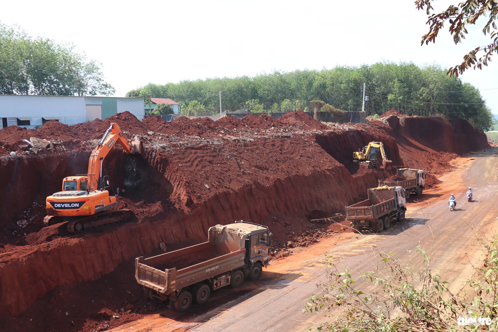 Vụ hạ cốt nền khiến nhà dân cheo leo: Ban Quản lý dự án Đồng Nai lên tiếng - Ảnh 1.