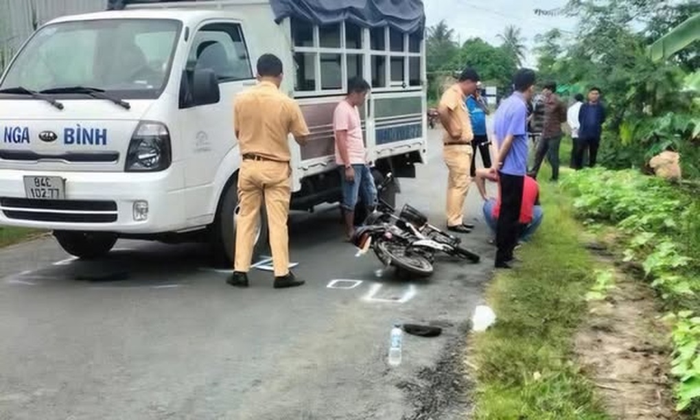 Vụ nữ sinh ở Vĩnh Long bị tông tử vong: Khởi tố 2 nguyên cán bộ công an - 1