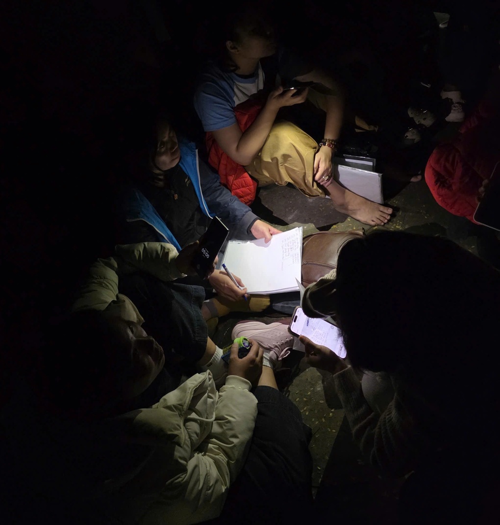 Vụ phụ huynh chầu chực từ nửa đêm xếp hồ sơ: Sở yêu cầu dừng ngay - 1