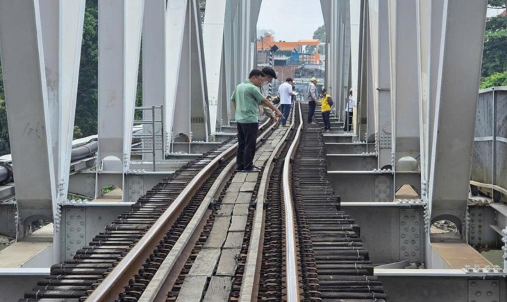 Vụ sà lan va cầu Ghềnh: Phải thay mới nhịp giữa nhưng sửa tạm để tàu chạy - Ảnh 1.