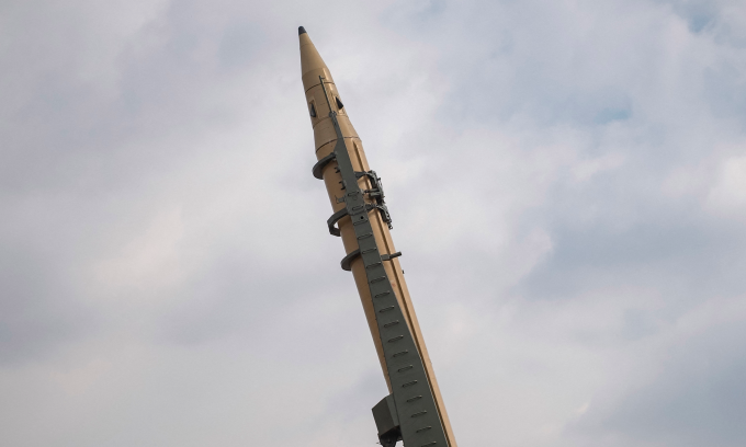 Tên lửa Iran được trưng bày ở quảng trường Azadi hồi tháng 2/2025. Ảnh: AFP