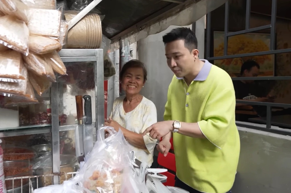 Vừa được Trấn Thành khen ngon, quán bánh tráng ở TPHCM đã... tăng giá? - 1