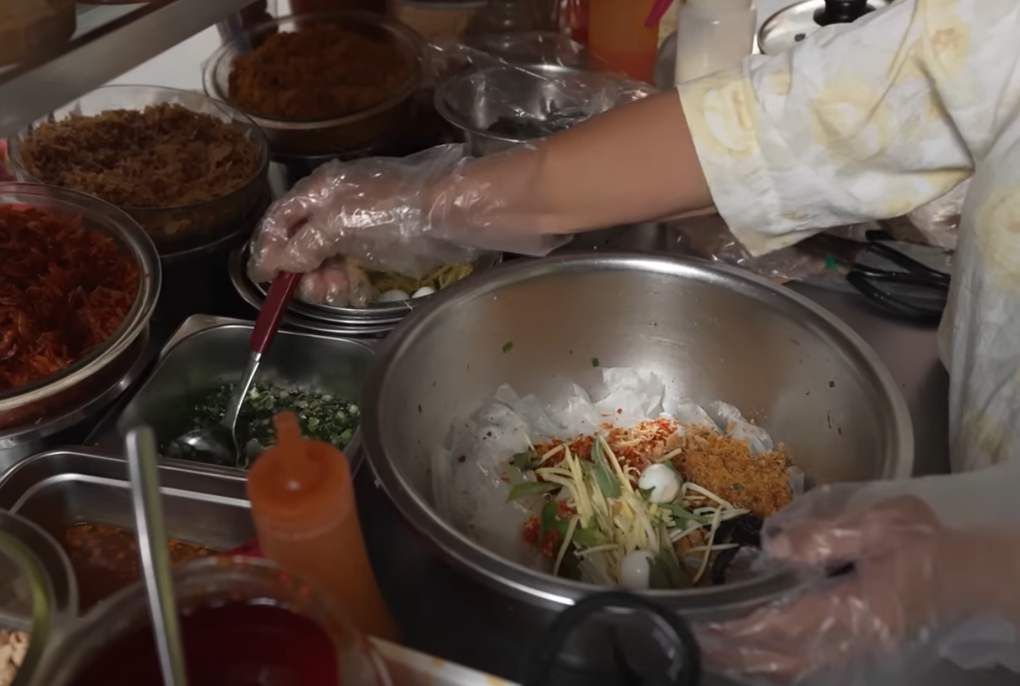 Vừa được Trấn Thành khen ngon, quán bánh tráng ở TPHCM đã... tăng giá? - 2