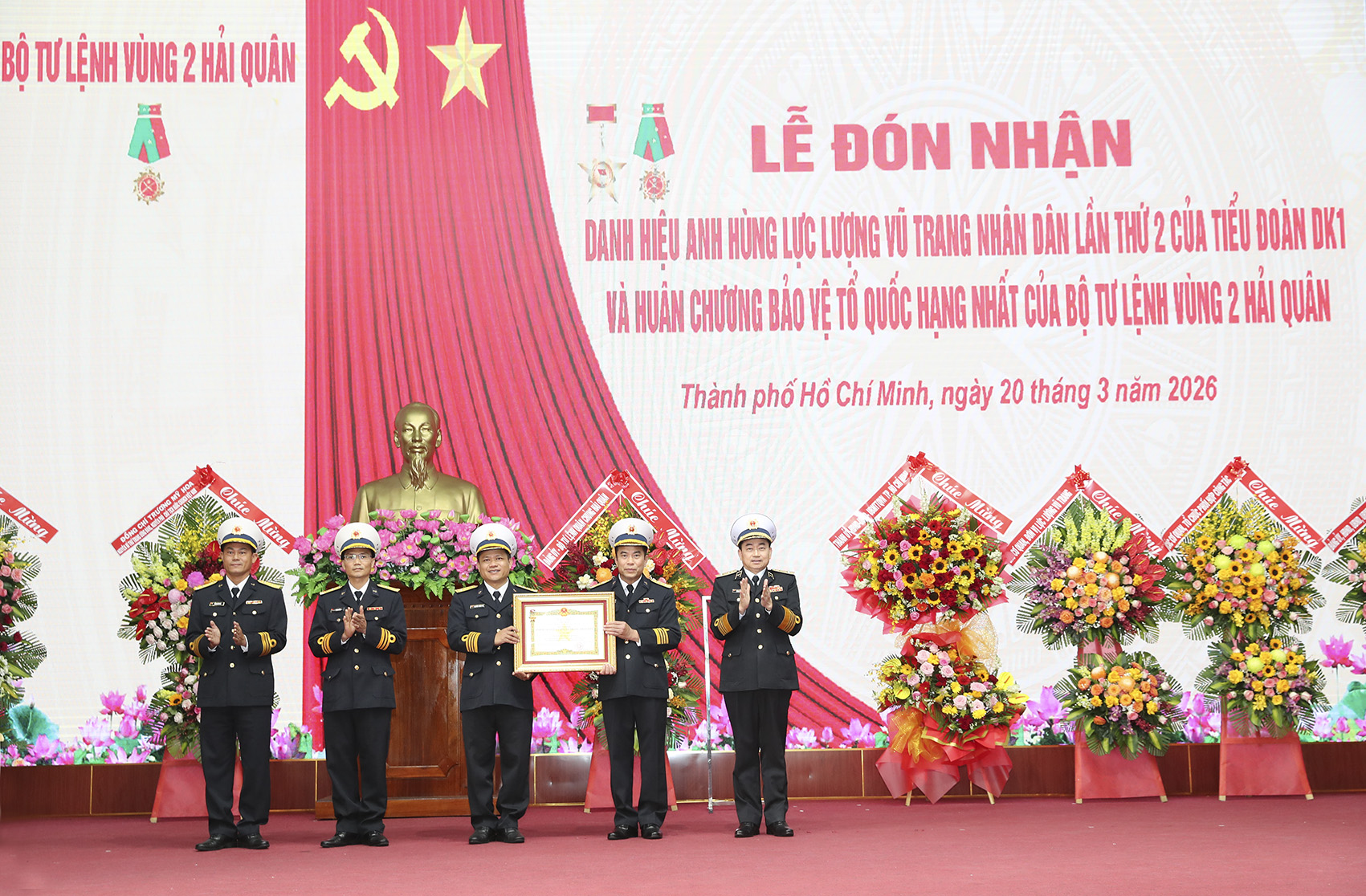 Vùng 2 Hải quân đón nhận danh hiệu Anh hùng LLVT nhân dân lần thứ 2 1 Vùng 2 Hải quân đón nhận danh hiệu Anh hùng LLVT nhân dân lần thứ 2 - Ảnh 1.