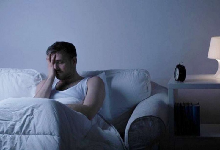 Vung tay đánh vợ lúc ngủ mơ bị truy đuổi, người đàn ông được đưa đi khám sức khoẻ tâm thần 1 Thường xuyên ngủ mơ thấy mình bị truy đuổi hoặc đang đánh nhau với ai đó, ông T. nhiều lần vung tay đánh trúng vợ đang nằm cạnh. Ảnh minh họa: Max healthcare