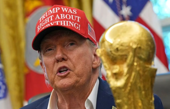 Tổng thống Mỹ Donald Trump cùng Cup vàng World Cup. Ảnh: AP