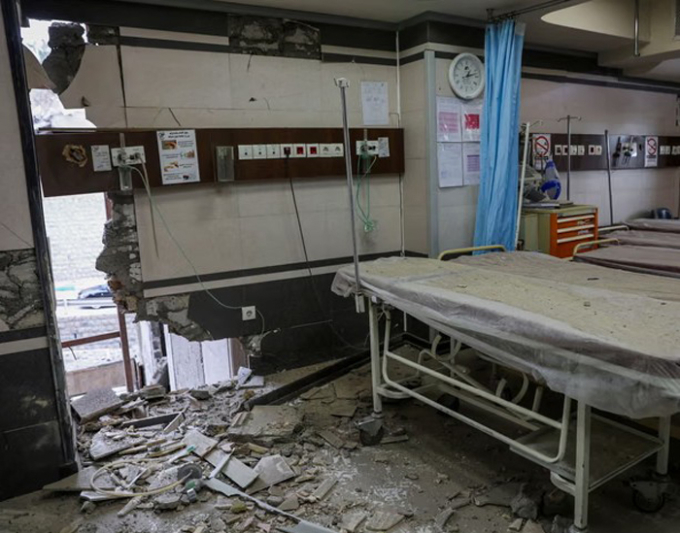 Hiện trường sau vụ không kích của Israel và Mỹ nhằm vào bệnh viện khách sạn Gandhi tại Tehran ngày 2/3. Ảnh: Majid Asgaripour/Reuters