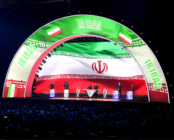 Cờ Iran hiện trên màn hình trong lễ bốc thăm World Cup 2026. Ảnh: FIFA
