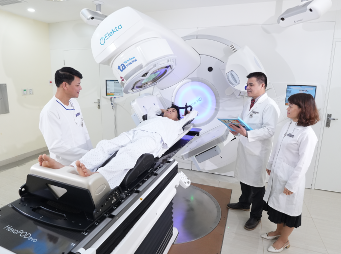 Các bác sĩ chuẩn bị tư thế cho người bệnh xạ trị ung thư phổi. Ảnh: Bệnh viện Đa khoa Tâm Anh