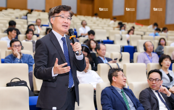 Phó giáo sư Sang Min Yoon báo cáo, trao đổi chuyên môn tại Hội thảo. Ảnh: Bệnh viện Đa khoa Tâm Anh