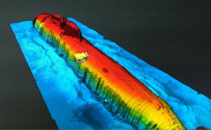 Hình ảnh sonar (công nghệ định vị thủy âm) của tàu ngầm K-278 Komsomolets dưới đáy biển Na Uy, bên trên là phương tiện điều khiển từ xa AEgir6000. Ảnh: Viện Nghiên cứu Hàng hải/AEgir6000