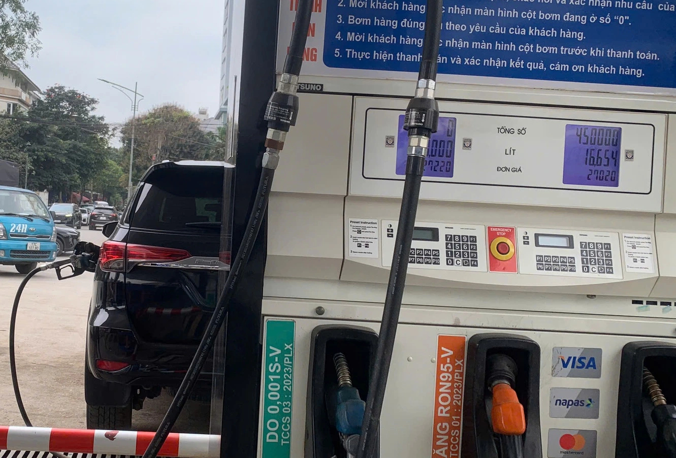 Xăng RON 95 hơn 25.000 đồng/lít, dầu diesel hơn 27.000 đồng/lít 1 Giá xăng dầu ngày 15.3: Xăng RON 95 hơn 25.000 đồng/lít, dầu diesel hơn 27.000 đồng/lít - Ảnh 1.