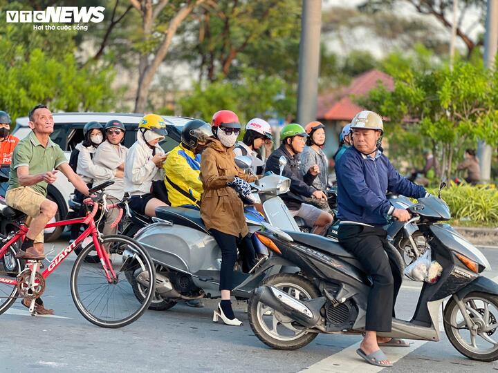 Xăng đắt đỏ, nhiều gia đình tính toán từng chuyến xe, từng bữa ăn- Ảnh 1.