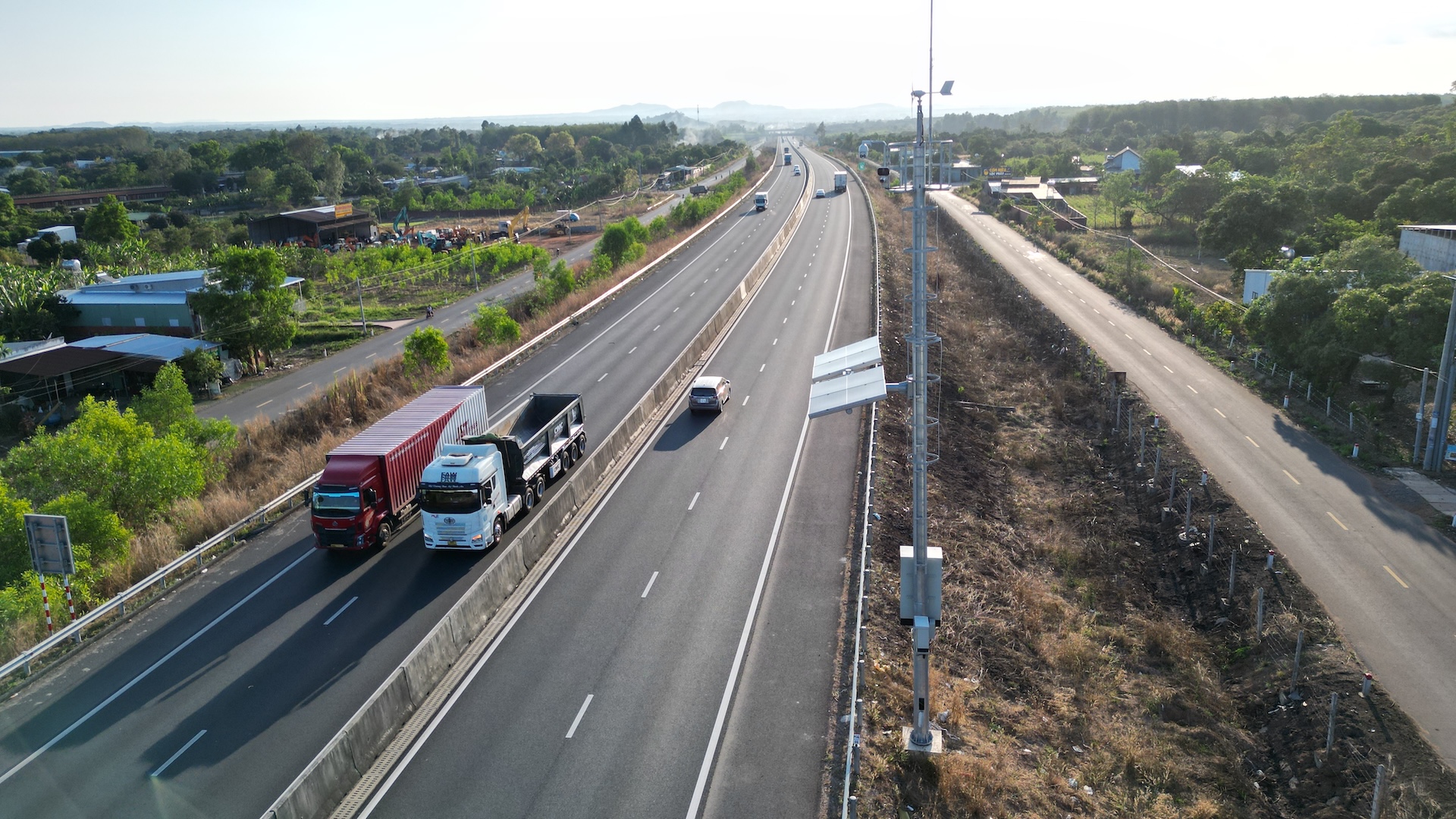 Cách nhận biết xe quá tải trọng khi đi vào cao tốc? - Ảnh 1.