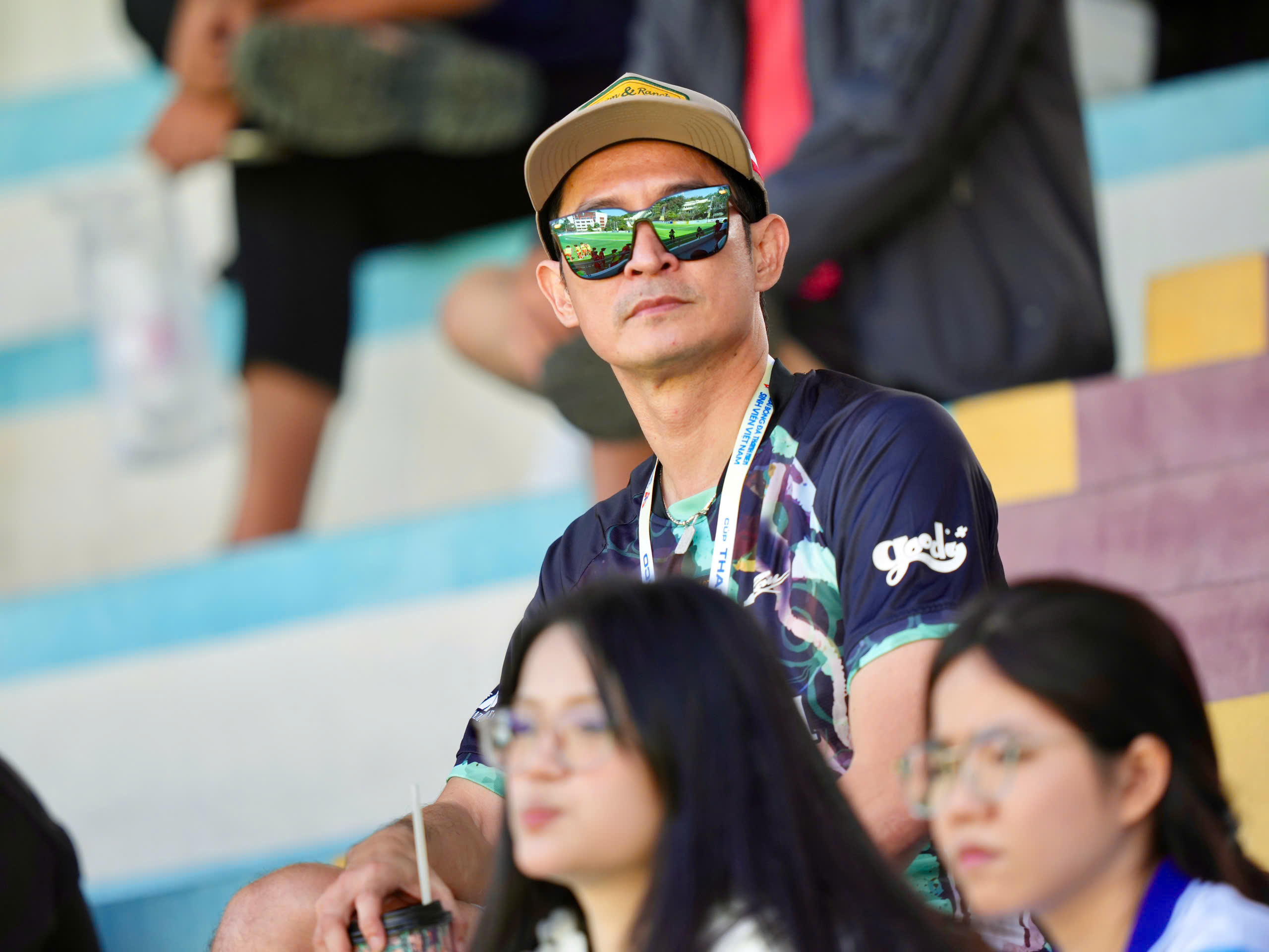 Xem giải sinh viên, Diễn viên Huy Khánh bồi hồi nhớ thời 'đi chân trần, đá bóng nhựa'- Ảnh 1.