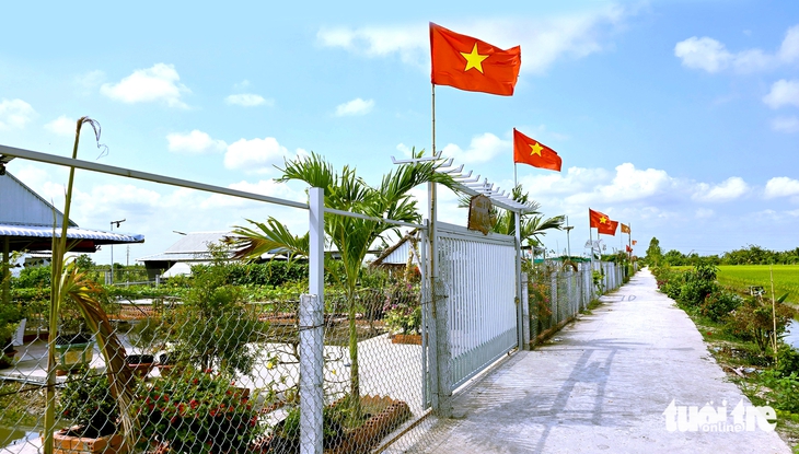 Xóa đăng ký tạm trú từ 15-3 như thế nào?; Xẻ ruộng lúa lập vườn sinh thái trái phép rao bán 2 tạm trú - Ảnh 2.