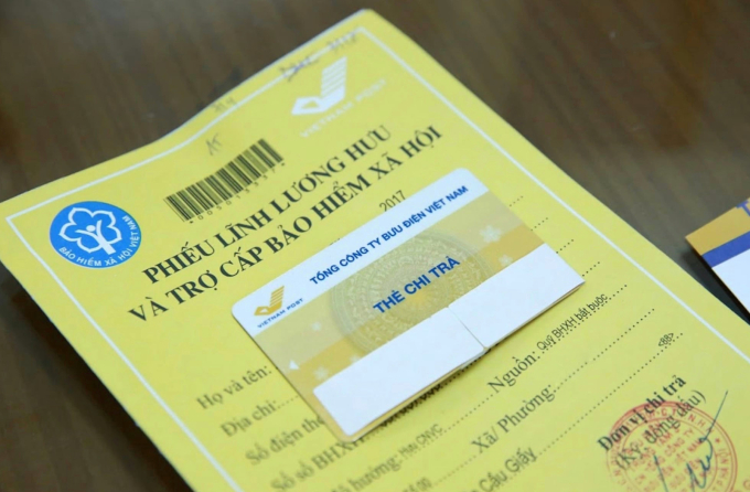 Sổ hưu trí của một người cao tuổi Hà Nội nhận tại điểm chi trả. Ảnh: Hải Nguyễn