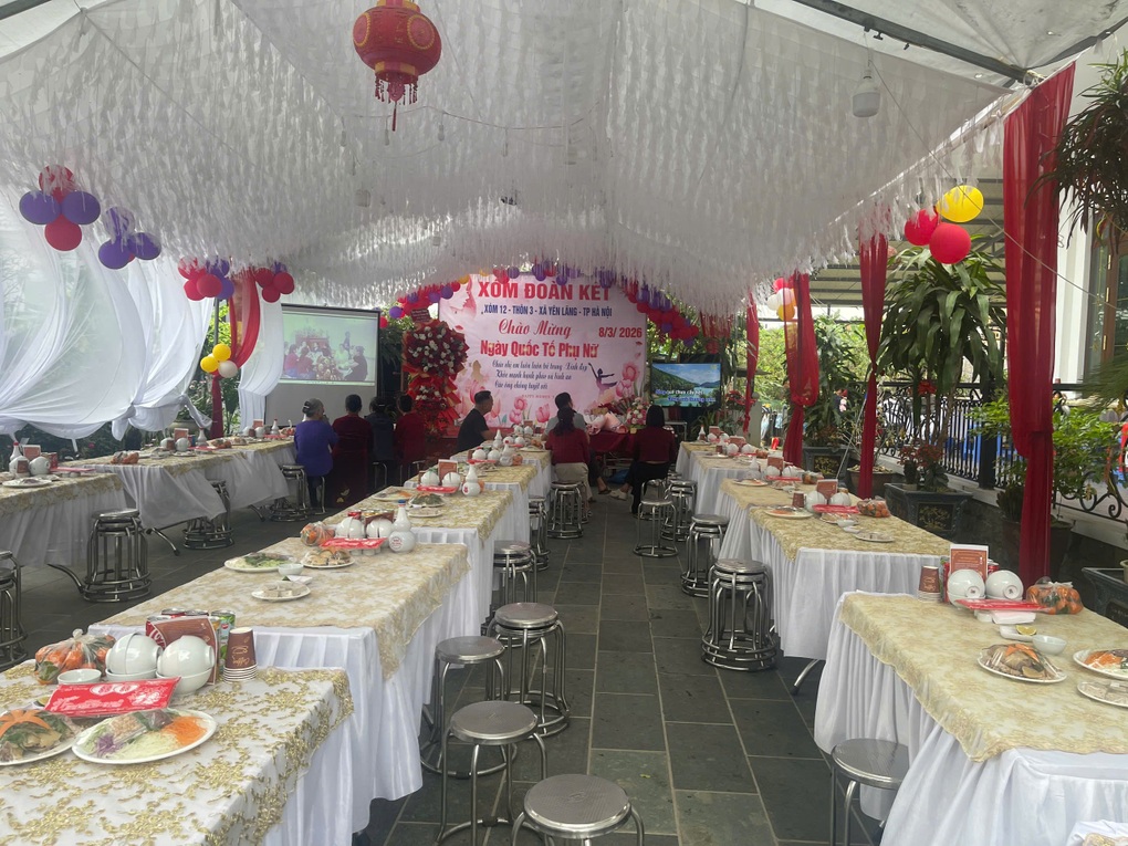 Xóm ở Hà Nội góp 40 triệu đồng dựng rạp, bày 24 mâm cỗ đãi chị em ngày 8/3 - 1