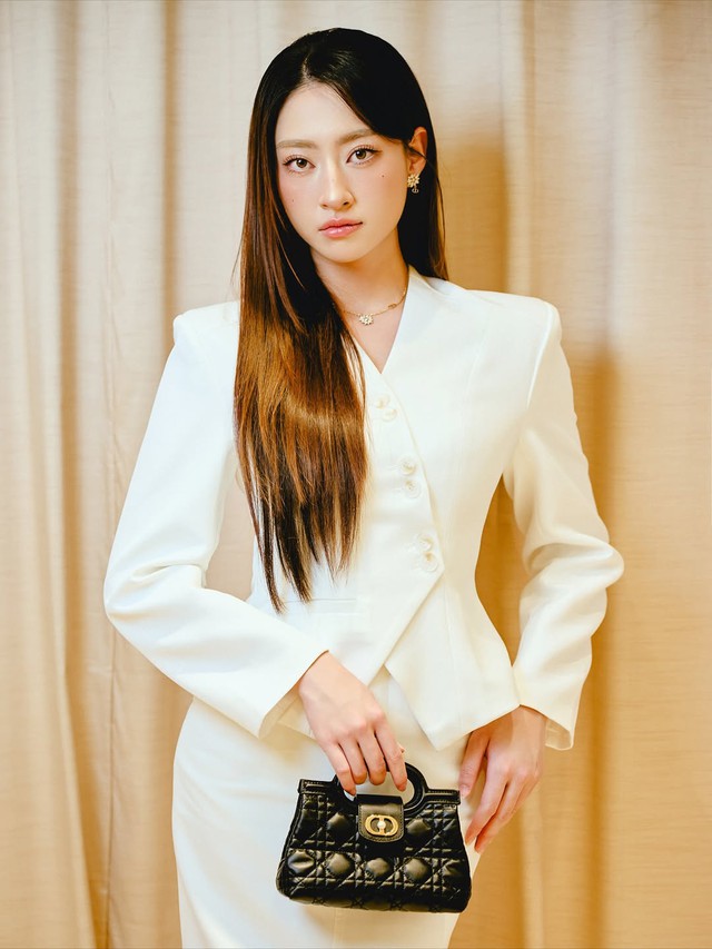 Đánh thức vẻ duyên dáng nhờ sức hút từ khuyên tai cánh hoa - Ảnh 1.